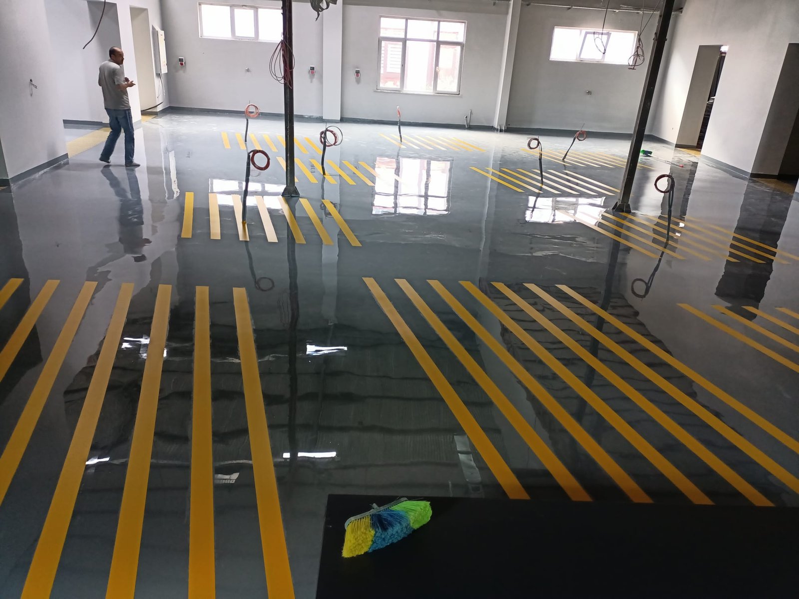 Sarı yönlendirme çizgili otopark ve fabrika epoksi zemin sistemi